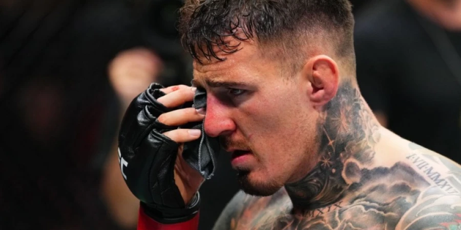 Махачев рассказал о травме глаза и опыте остановки боя