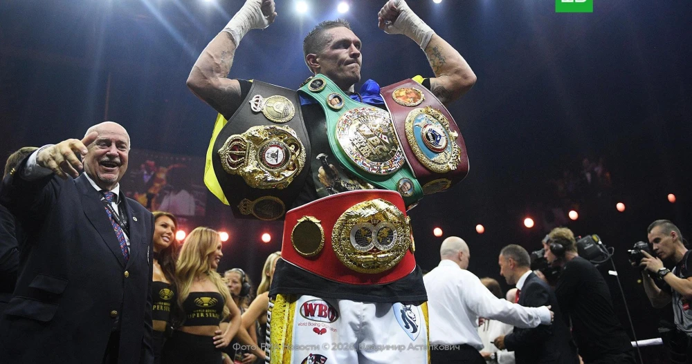 Александр Усик чемпиондық белбеулерін босатты