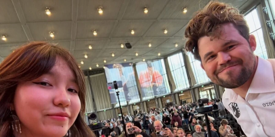 Магнус Карлсен сфотографировался с казахстанкой и попросил судью отобрать ее телефон