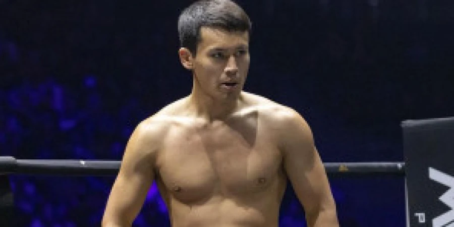 Казахстанский актер уложил узбекистанца за 72 секунды. Видео