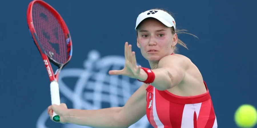 Рыбакина обыграла олимпийскую чемпионку на турнире в Шэньчжэне