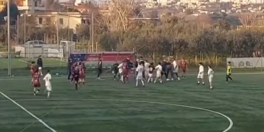 Футбольный матч в Италии закончился громким скандалом