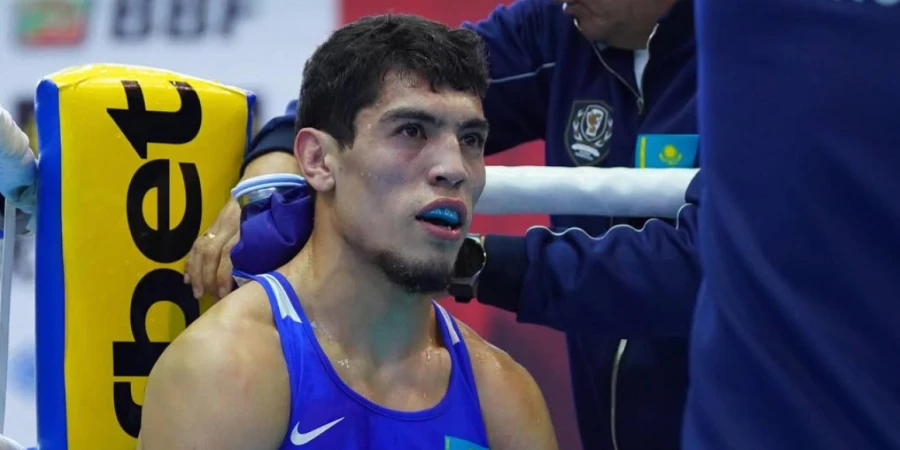 Казахстанский боксер прошел чемпиона мира на Кубке мира