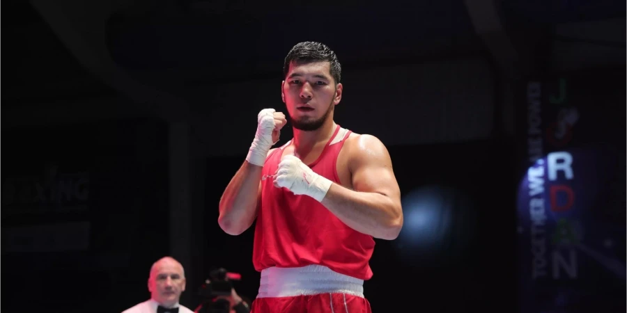 Оралбай одержал победу в четвертьфинале ЧА-2026. ВИДЕО