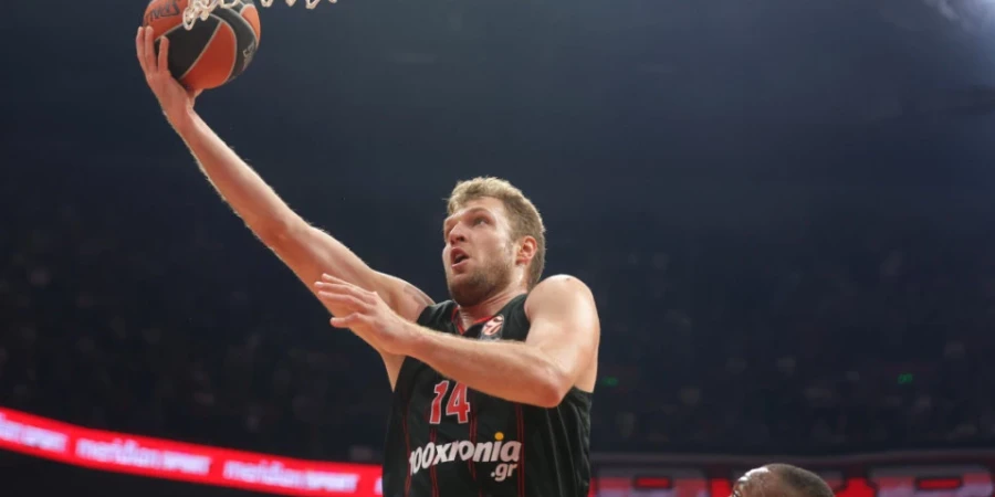 В баскетболе удар тяжелый