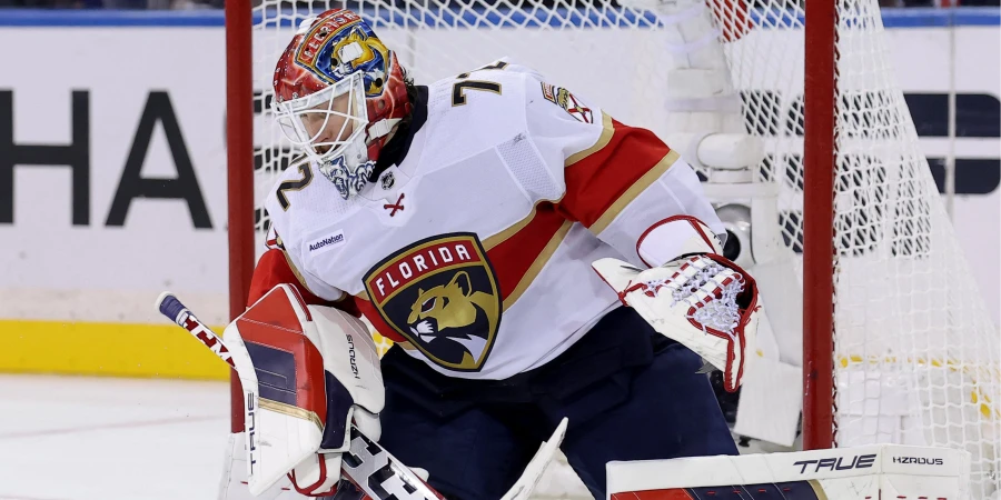 Вратарь сборной России впервые в карьере подрался в матче НХЛ. ВИДЕО