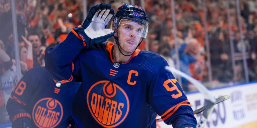 НХЛ. Эдмонтон Ойлерз — Детройт Ред Уингз. Лучший хоккеист мира против клуба Мистера Хоккей. Прямая трансляция