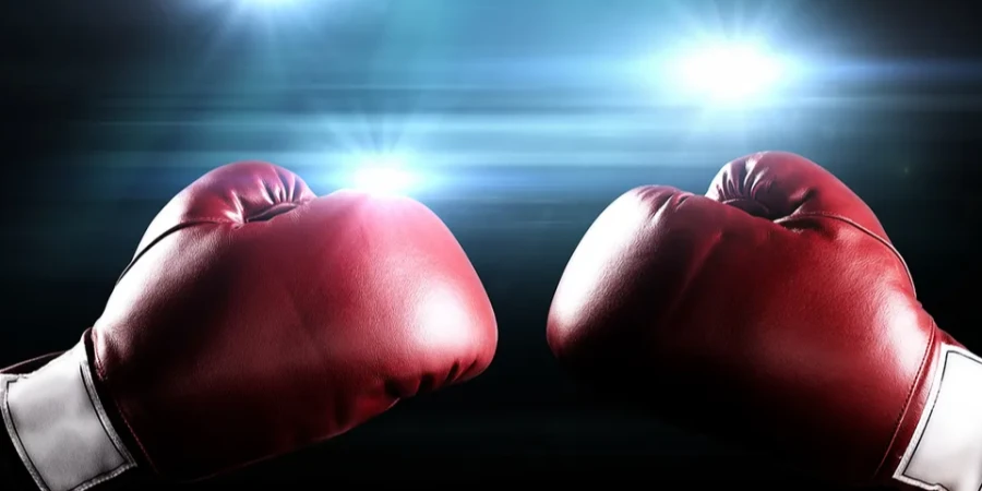 Боксер сорвал парик своему оппоненту во время поединка в Нью-Йорке