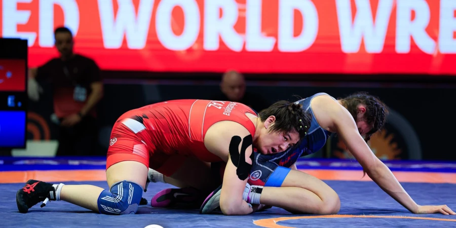 Две казахстанки вышли в полуфинал чемпионата Азии по борьбе в Бишкеке