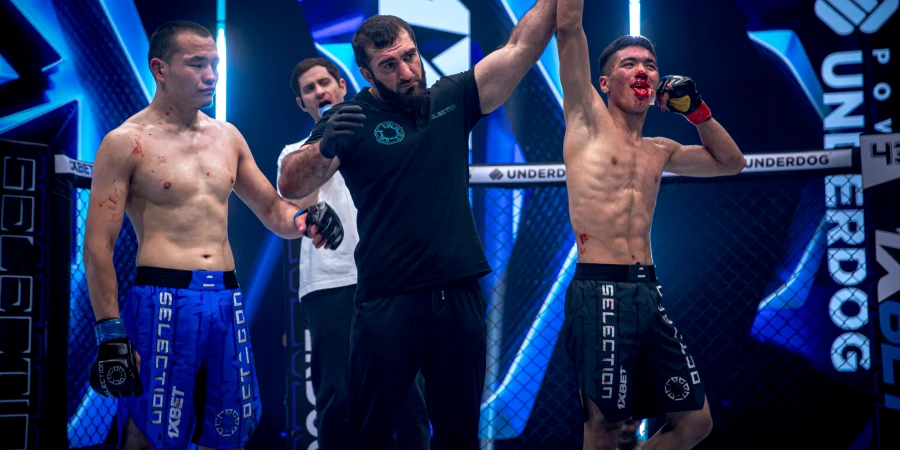 Досрочной победой казахстанца завершился бой в OCTAGON