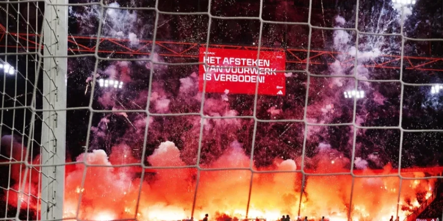 «Аякс» жанкүйерлері Нидерланды лигасының матчын бұзды. ВИДЕО