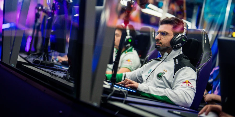 ATF порезал палец, засунув руку в вентилятор