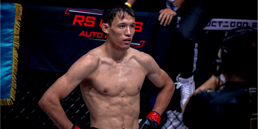 Казахский «Аватар» отправил спать узбекского «Льва» в титульнике на OCTAGON 79