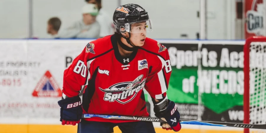 Казахстанский хоккеист Бексултан Макыш отдал голевой пас в матче канадской лиги