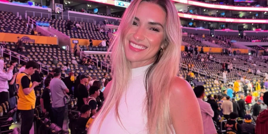 Кайла Симмонс опубликовала пикантный пост с обнаженной грудью