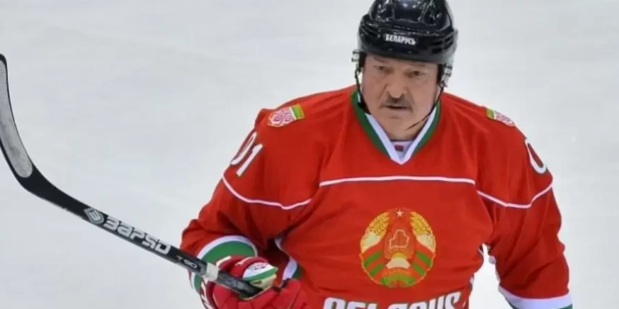 Лукашенконы хоккей ойыны кезінде командаласы шайбамен ұрып, оңбай құлады