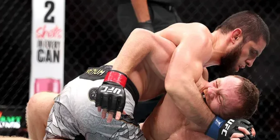 Менеджер Махачева намекнул на жадность Топурии