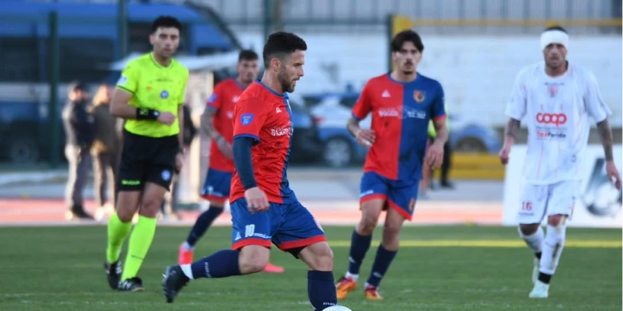 Удар в крысу: лучший бомбардир вырубил капитана оппонентов