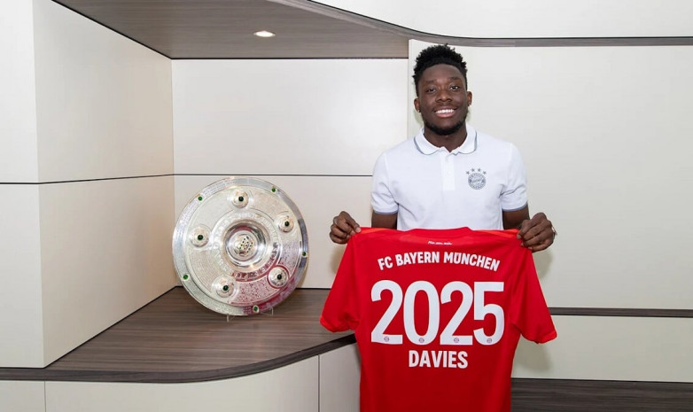 «Бавария» продлила контракт с Дэвисом до 2025 года 