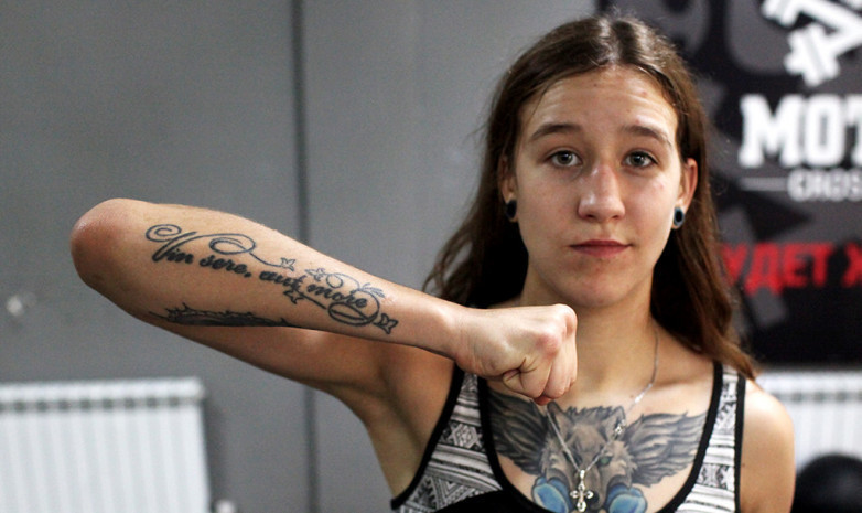 Мария Агапова UFC чемпионына арнап сурет салды