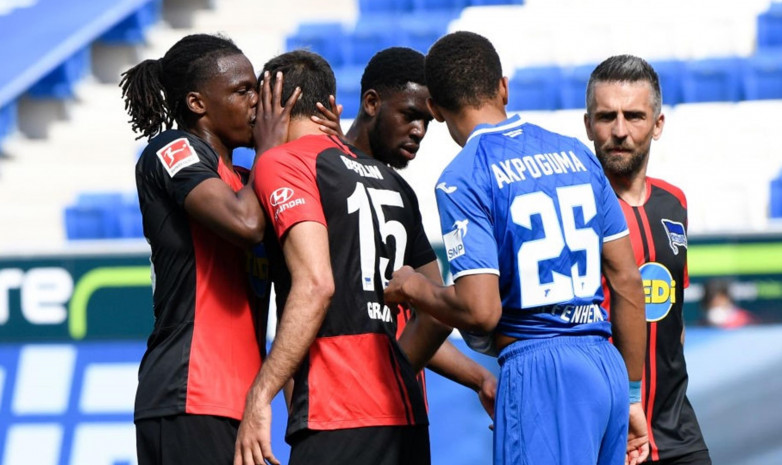 В матче Бундеслиги игрок нарушил социальную дистанцию, поцеловав партнера по команде