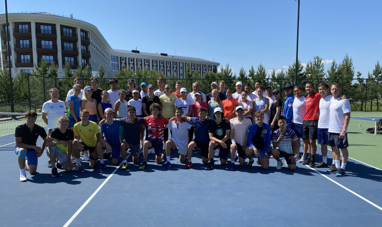  Казахстанские теннисисты отправились на сбор в Боровое
