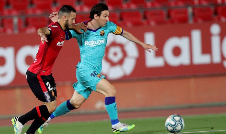 Ла Лига подает в суд на фаната, выбежавшего на поле во время матча «Барселоны»