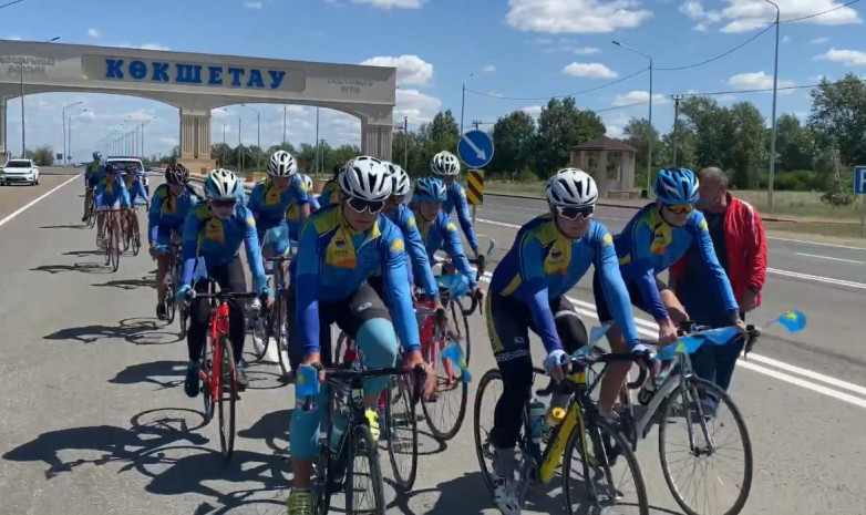 Акмолинские велосипедисты проехали 28 км  с флагами Казахстана
