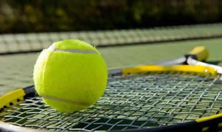 ВИДЕО. 20 впечатляющих розыгрышей, которые теннисисты выиграли ударами в падении