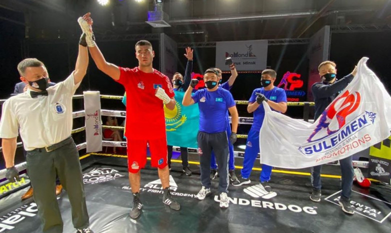 Казахстанский тяжеловес Нурсултан Аманжолов выиграл третий бой в карьере на вечере бокса в Минске