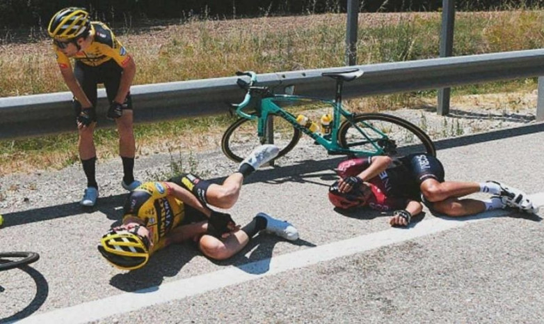 Упавший на велогонке «Вуэльты Бургоса» велогонщик едва не потерял палец на руке