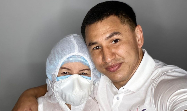 ФОТО. Мать чемпиона WBO из Казахстана работает в больнице