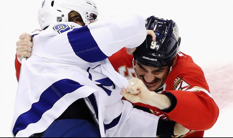 ВИДЕО. Русский хоккеист подрался с американцем в НХЛ из-за грязного удара между ног клюшкой