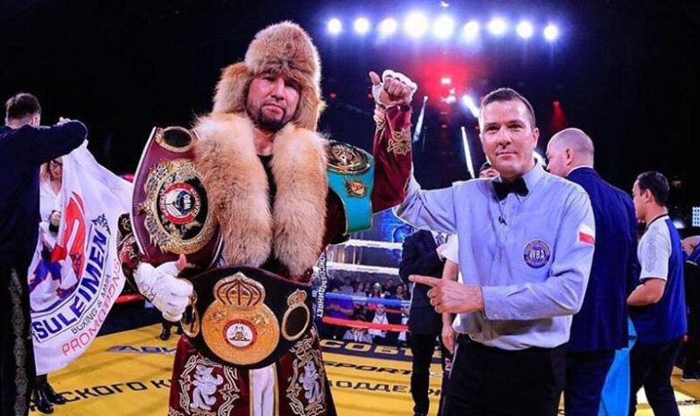 Казахстанский чемпион  WBA, WBO и WBC тренируется в Минске