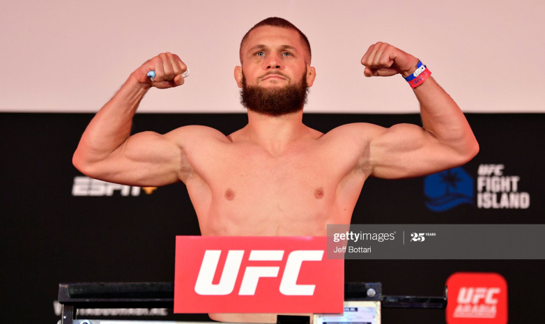 UFC: Рафаэль Физиев успешно сделал вес