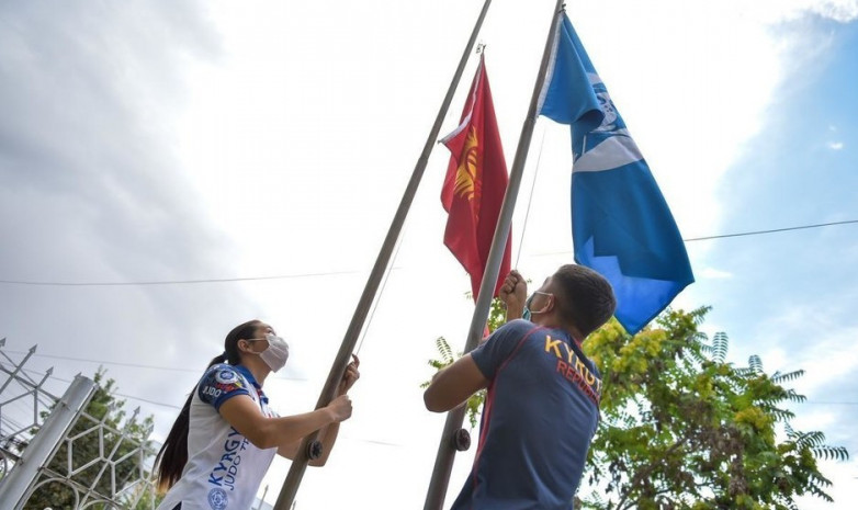 Подняли флаг КР в честь 40-летия с момента проведения Олимпийских игр в Москве