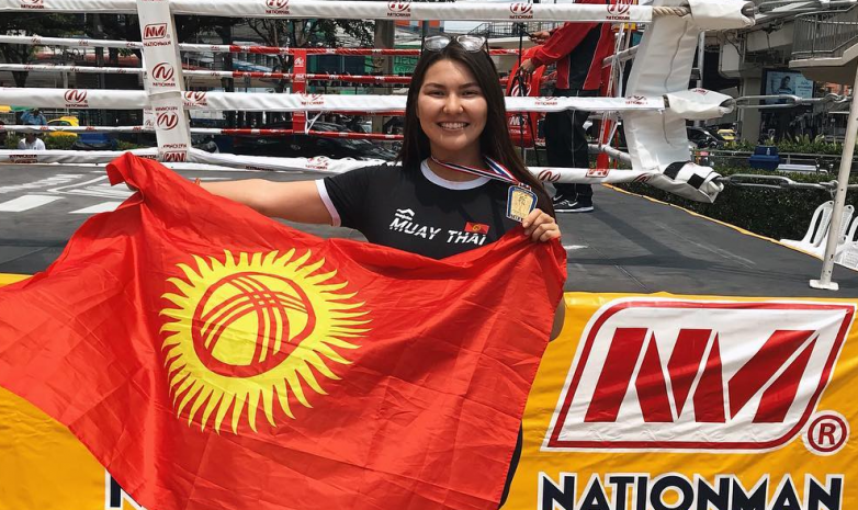 Чемпионка мира по тайскому боксу передала два кислородных концентратора в Нарын