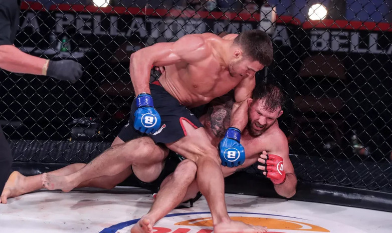 Российский боец нокаутировал американца и стал чемпионом Bellator (+Видео)