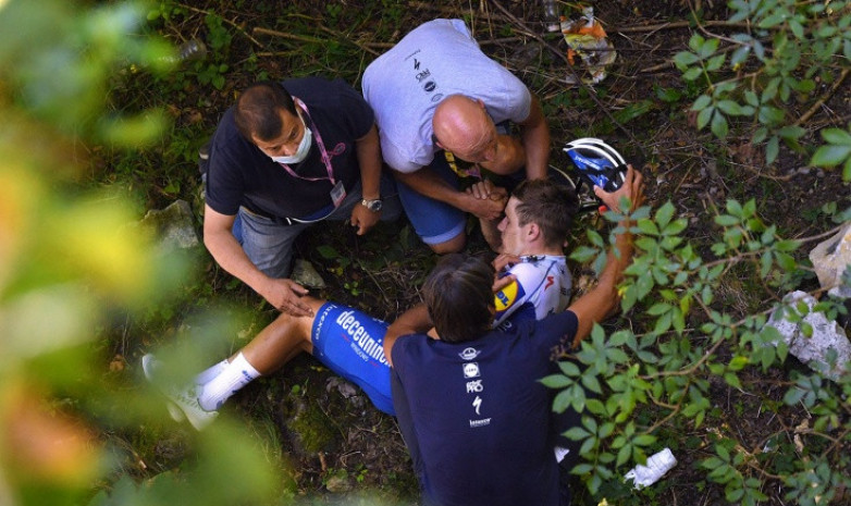 ВИДЕО. Бельгийский велогонщик Эвенепул упал с моста на «Джиро ди Ломбардия»