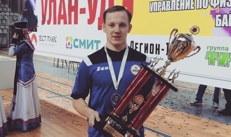Казахстанец завоевал золото чемпионата Кыргызстана по футзалу и звание лучшего защитника турнира