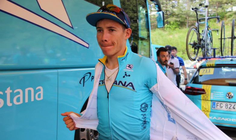 ВИДЕО. Капитан «Астаны» врезался в знак на первом этапе «Тур де Франс»
