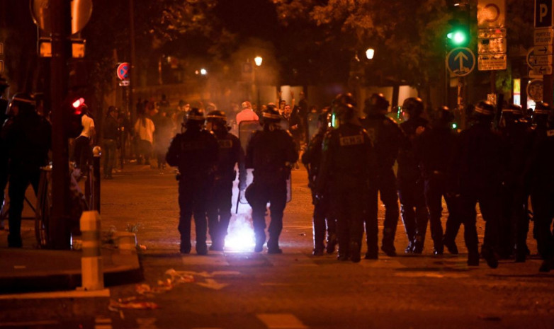 ВИДЕО. Фанаты ПСЖ устроили беспорядки в Париже. Полиция применила слезоточивый газ и дубинки
