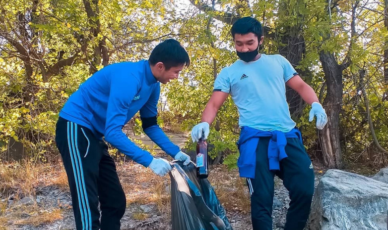 ФОТО. «Акжайык» очистил берег реки Чаган от мусора
