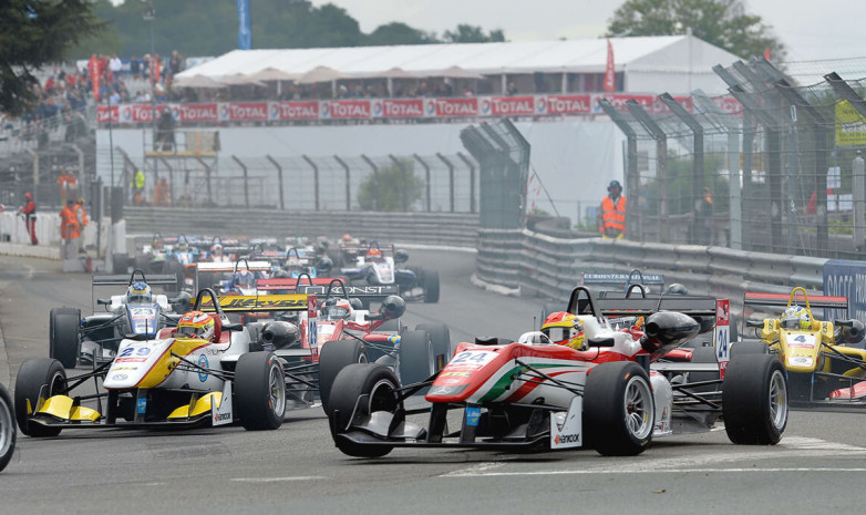 Логан Сэрджант выиграл первую гонку Формулы-3 в Великобритании