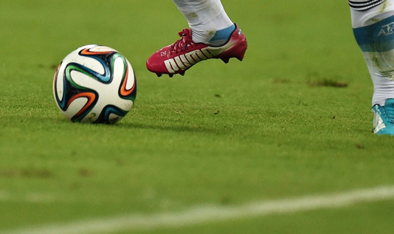 ВИДЕО. Бельгийский игрок наступил на мяч и упал перед пустыми воротами соперника