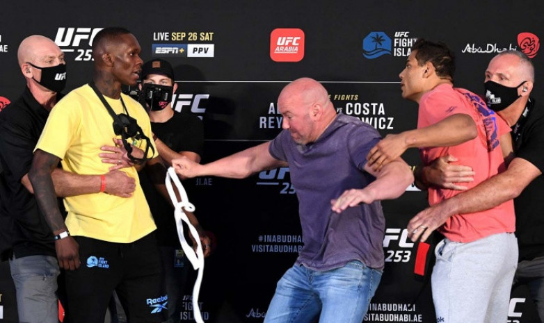 ВИДЕО. Адесанья и Коста устроили потасовку на дуэли взглядов перед турниром UFC 253 в Абу-Даби