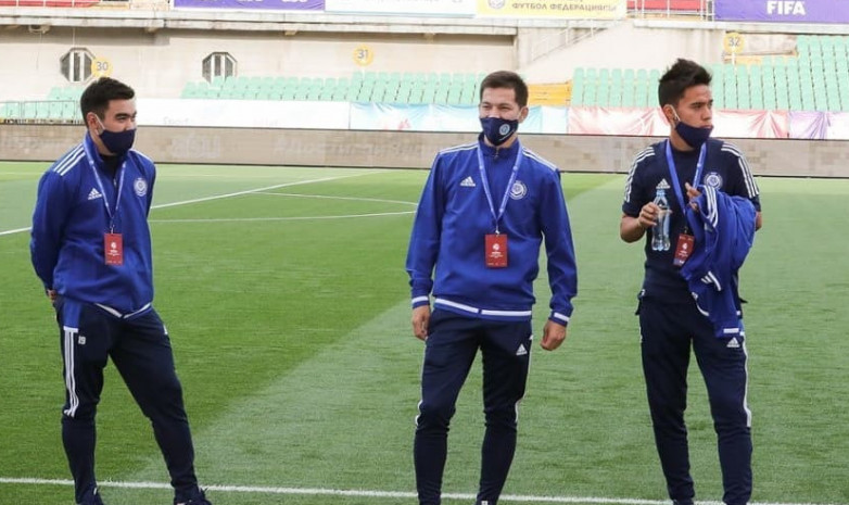 Фоторепортаж с прибытия молодежной сборной Казахстана на матч с Черногорией 