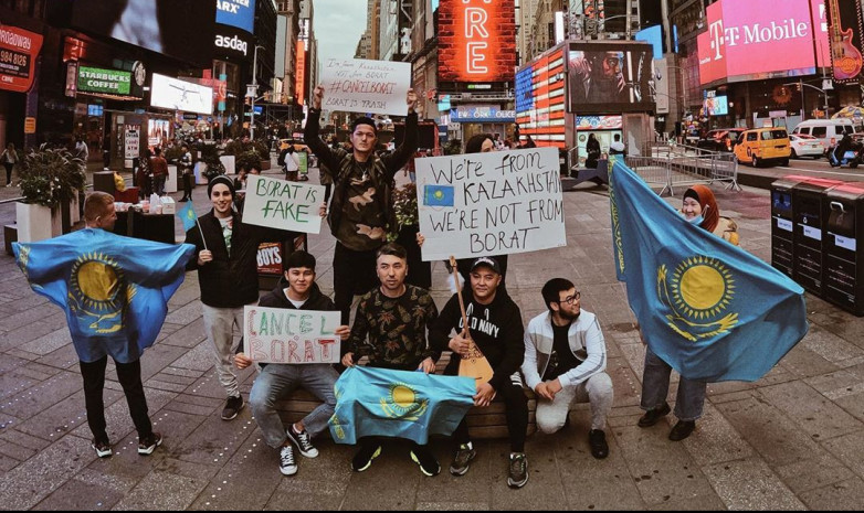 Казахский боксер-полицейский из Нью-Йорка вышел на митинг против «Бората-2»