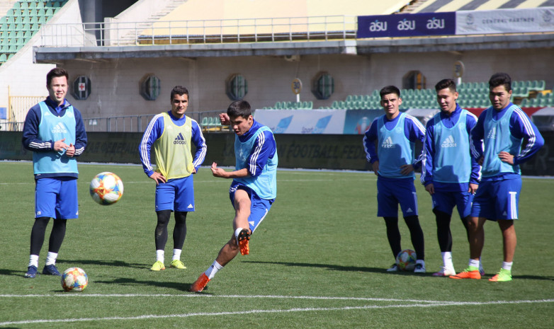 Фоторепортаж с тренировки молодежной сборной Казахстана перед игрой против Северной Македонии