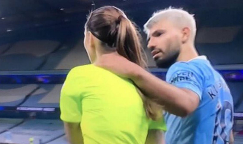 Игрок «Манчестер Сити» схватил девушку-судью за шею